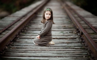 Little girl train track crossed - anne geddes free wallpaper