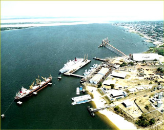 Large water dock boat city - a yellow frame free wallpaper