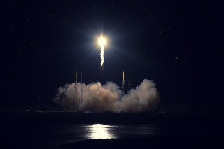Rocket launch smoke bright light - ue 5 free wallpaper