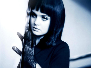 Woman blackshirt gloves bwface artcover - photo of her face free wallpaper