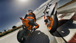 Motorcycles racing track sky sunshine - wide angle len free wallpaper