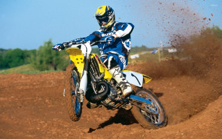 Man riding dirt bike dirt 2 - dee whitcomb free wallpaper