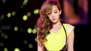 Woman long hair yellow top 4 - ding yunpeng free wallpaper