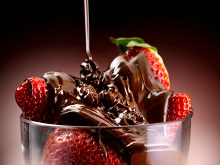 Chocolate strawberries glass table spoon - decadent free wallpaper