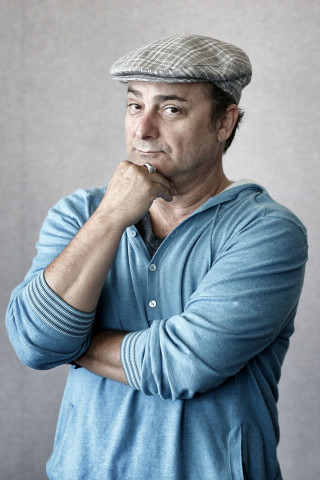 Man hat posing hand chin - studio portrait free wallpaper