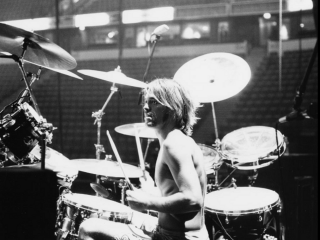 Man shirt drumming concert hall - grunge free wallpaper