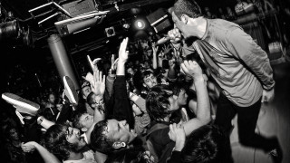 Man stage hands air crowd - bedwyr williams free wallpaper for desktop