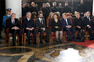 Group people sitting chairs crowd - looking free wallpaper for desktop