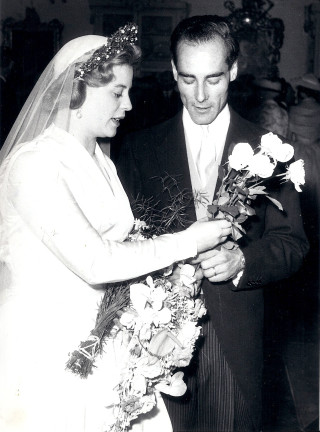 Man woman exchanging bouquet flowers - incoherent free wallpaper for mobile