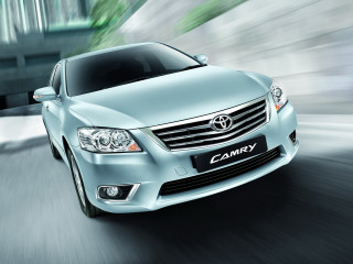 Silver car driving street building 3 - fang congyi free wallpaper