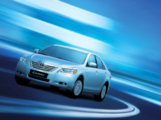 Silver car driving blurry background - blurry background free wallpaper