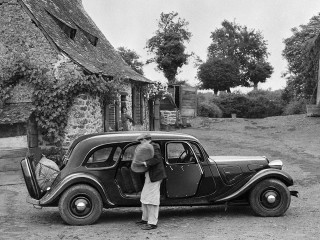 Woman car house thatched roof - a car in front free wallpaper