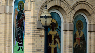 Stained glass building street light - public free wallpaper