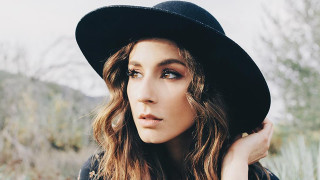 Woman hat desert cactus pose - livia prima free wallpaper