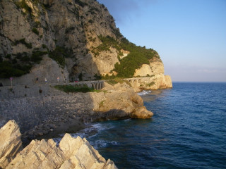 Cliff bridge ocean people walking - cagnaccio di san pietro free wallpaper