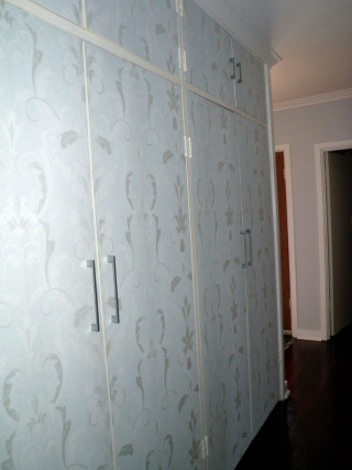 Closet sliding door wallpapered wall - door free wallpaper for mobile