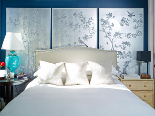 Bed white sheets blue walls - iridescent accent free wallpaper