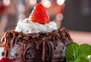Chocolate cake strawberry top mint - a chocolate cake free wallpaper