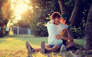 Man woman hugging grass tree 3 - a man and woman free wallpaper for desktop