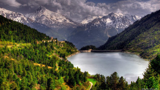 Lake mountains trees cloudy sky 37 - mountain and trees under a cloudy sky free wallpaper