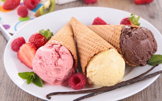 Ice cream cones strawberries chocolate - the plate free wallpaper
