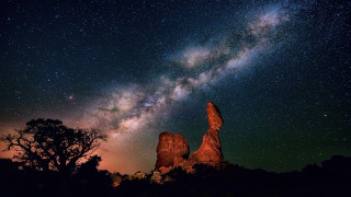 Night sky stars rock formation 3 - a bright star free wallpaper for desktop