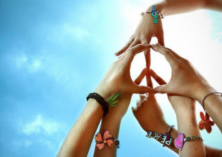 Peace sign flowers holding hands - a group of people holding free wallpaper
