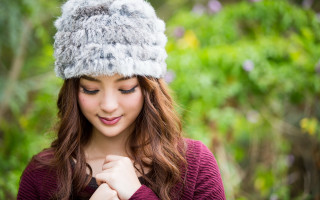 Woman hat fur pom looking - winter free wallpaper