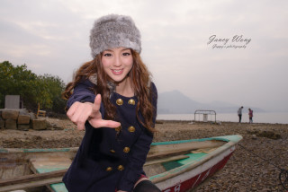 Woman hat boat beach pointing - chen lin free wallpaper
