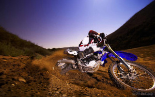 Dirt bike mountain trail night - a dirt bike free wallpaper