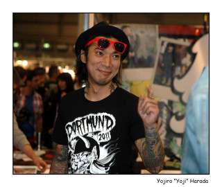 Man hat sunglasses pose crowd - a hat and sunglasses free wallpaper