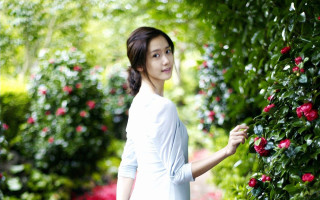Woman standing bush flowers smiling - chen yifei free wallpaper