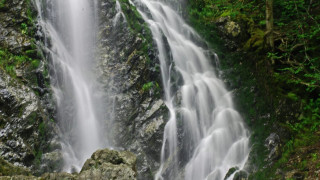 Waterfall large amount water sides - a large amount of water free wallpaper