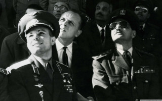 Military men sitting crowd hats - 1 9 6 0 s free wallpaper