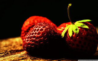 Strawberries wooden surface green leaf 2 - corneille free wallpaper