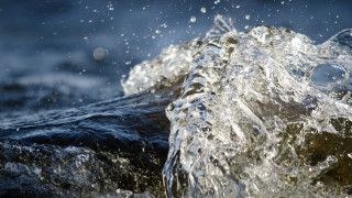 Close up wave hitting rocks - free rain wallpaper for desktop