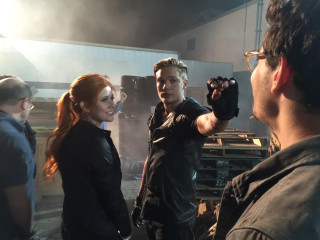 Man woman room people looking - the woman free wallpaper