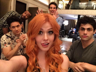 Woman red hair group men - felixkelly free wallpaper