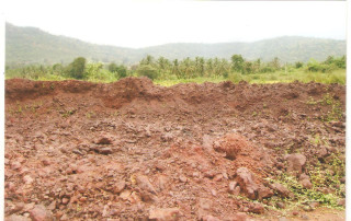 Dirt field mountain trees sky - a dirt field free wallpaper