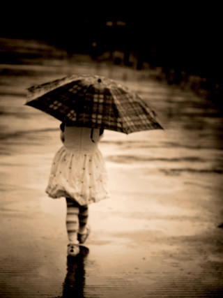 Little girl walking street umbrella - a little girl free wallpaper for mobile