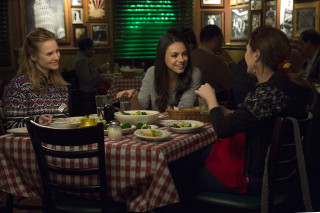 Women eating together restaurant green - a restaurant free wallpaper for desktop