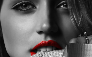 Woman red lipstick paper mouth - a chain free wallpaper for desktop