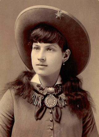 Woman hat fur collar star - bessie wheeler free wallpaper for mobile