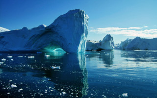 Iceberg floating ocean ice chunks - an iceberg free wallpaper