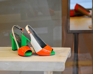 Shoes table mirror room window - a mirror in a room free wallpaper