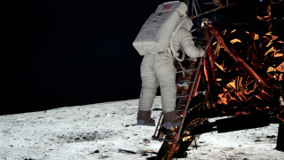 Man moon ladder white suit - the moon next free wallpaper