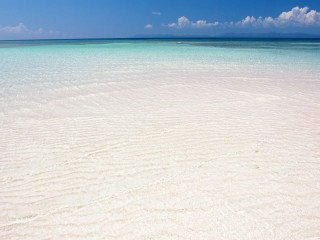 Sandy beach blue sky clouds 3 - a sandy beach free wallpaper