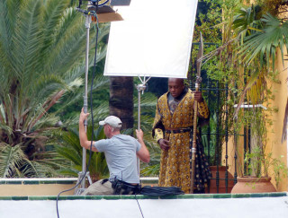 Man filming man yellow dress - movie scene free wallpaper