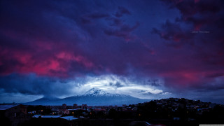 Mountain purple sky city red - a city below free wallpaper for desktop