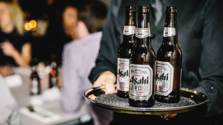 Man tray beer woman tilt - the background behind free wallpaper